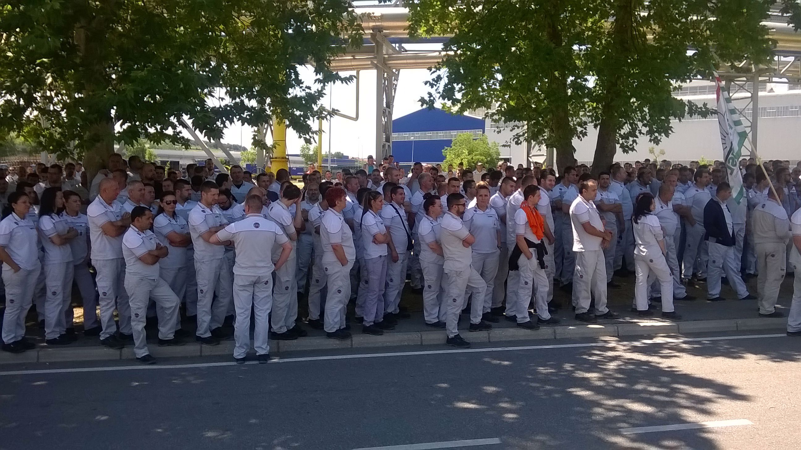 Solidarity with workers and unions on strike @ Fiat Chrysler Automobiles factory in Serbia
