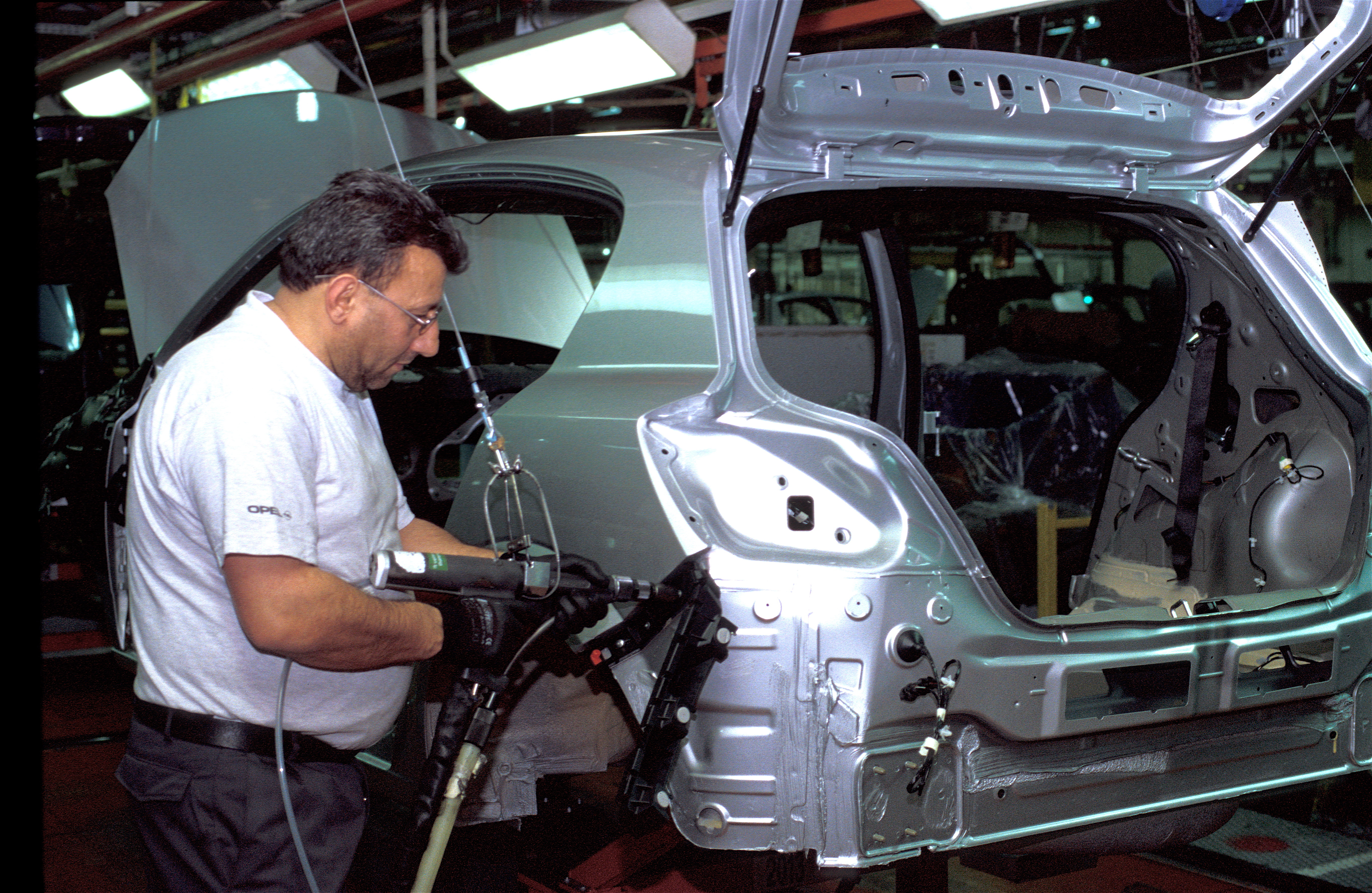 Hungarian manufacturing workers win 16% pay rise